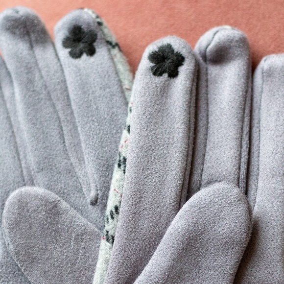 NWT Women's Plaid Gloves Text Touchscreen Gray Black Tartan Check Classic - Picture 6 of 6